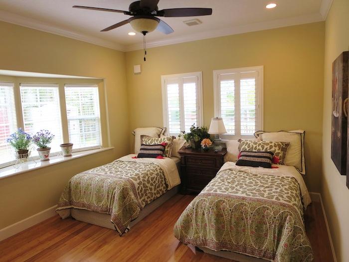 Non-living room. Bedrooms 2. Windows that bathed in light are well designed.