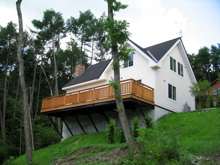 Local appearance photo. Day on the south-facing down gentle slope ・ Can you use it for multi-purpose, such as barbecue and tea time in the view has been placed well on the south side wood deck.