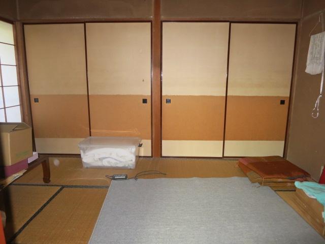Non-living room. There independent Japanese-style room 2.