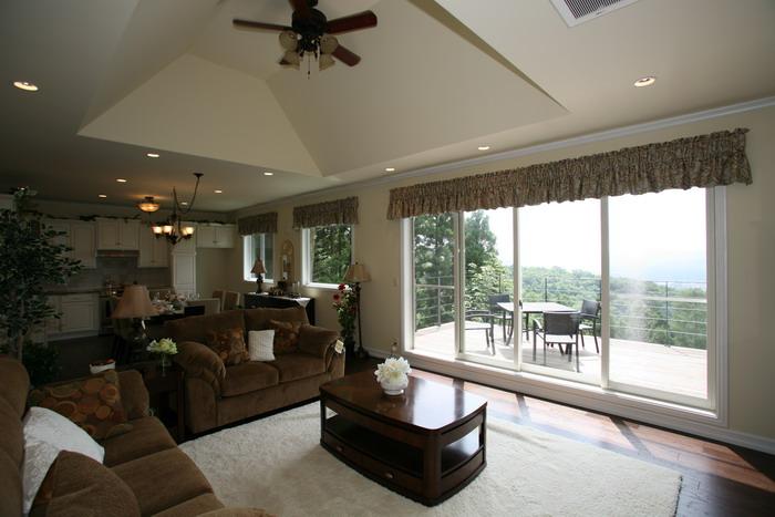 Living. Living-dining room facing the slope is good view.