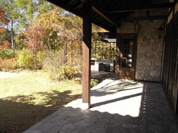 View photos from the dwelling unit. While enjoying the flowers and trees, Leave a leisurely tea time in the stone-covered terrace!