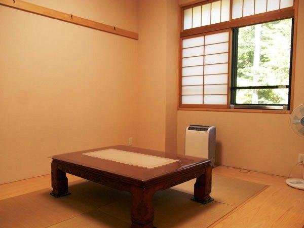 Non-living room. Japanese-style room 7.2 It is the state of the tatami. It is plenty of storage in the closet with.
