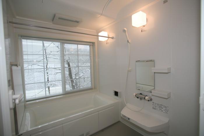 Bathroom. Mountains of Hanareyama seen from the view bath will heal the lush heart. 