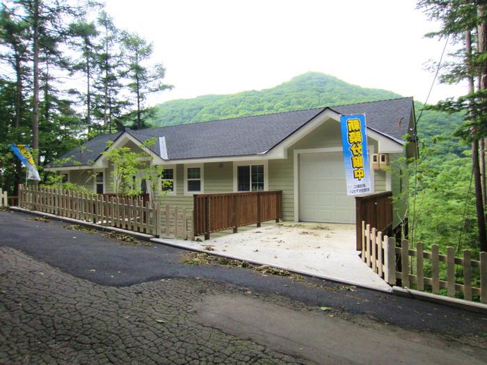 Local appearance photo. Built-in garage. Possible goods receipt with a barrier-free from the road. 