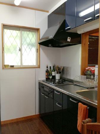 Kitchen. Easy-to-use compact kitchen. I opened the window views of the greenbelt.