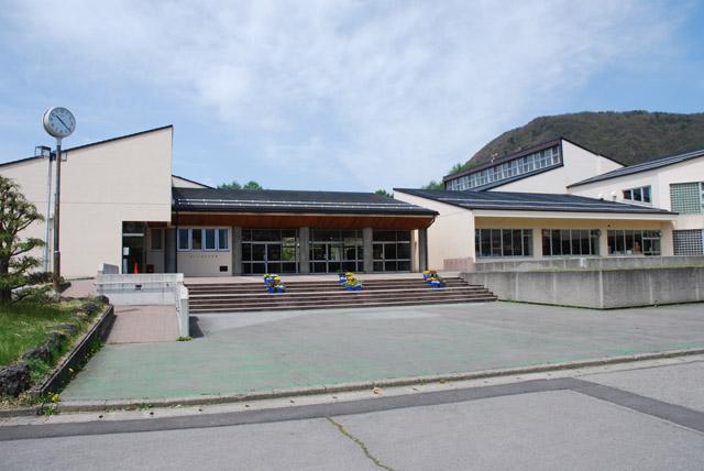 Primary school. 1000m to the East Elementary School