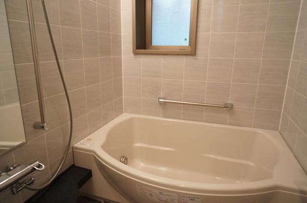 Bathroom. Although almost no use because the use of the hot spring ・  ・  ・ . It is also a large bathtub interior of the room!