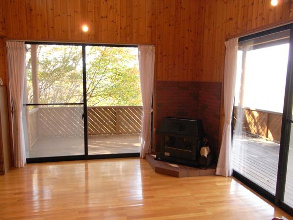 Living. It will be spacious living room. Ceiling higher than it is a space full of resort feeling.