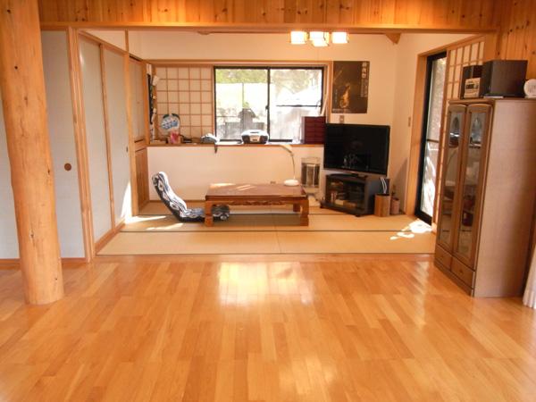 Non-living room. It is the state of the first floor Japanese-style room. You can use in the living room and on earth. Rich nature will spread to the window.