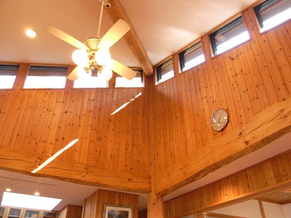 Other introspection. So that in a high ceiling has been relaxed. Lighting part is also many bright room.