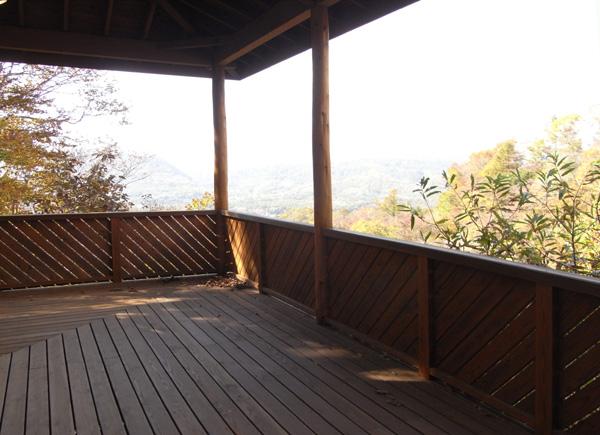 Balcony. It is the state of the spacious wood deck. Refresh in the forest!