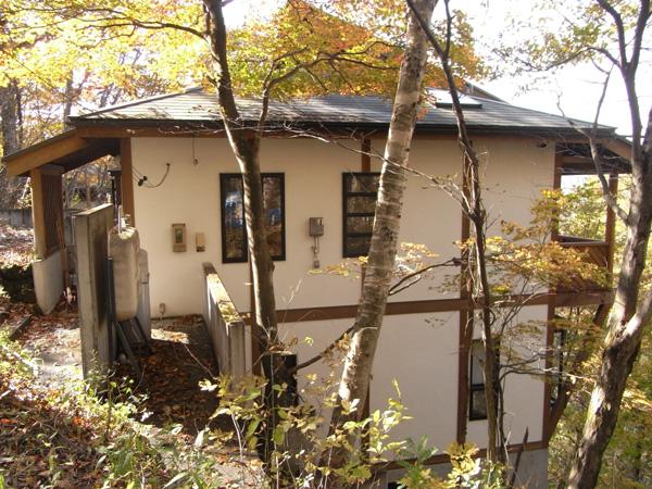 Local appearance photo. State of the villa appearance. This environment nestled in a grove.