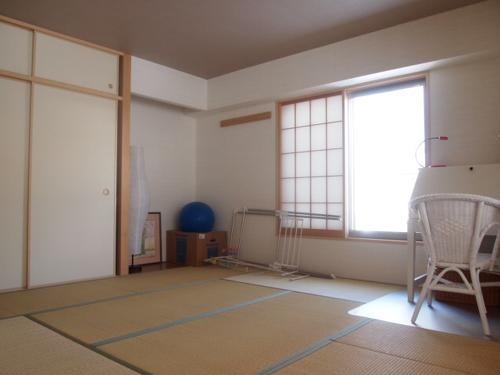 Non-living room. Japanese-style storage space has been enhanced. Since the age also not passed as the difference, There is no also scratch etc. of tatami.