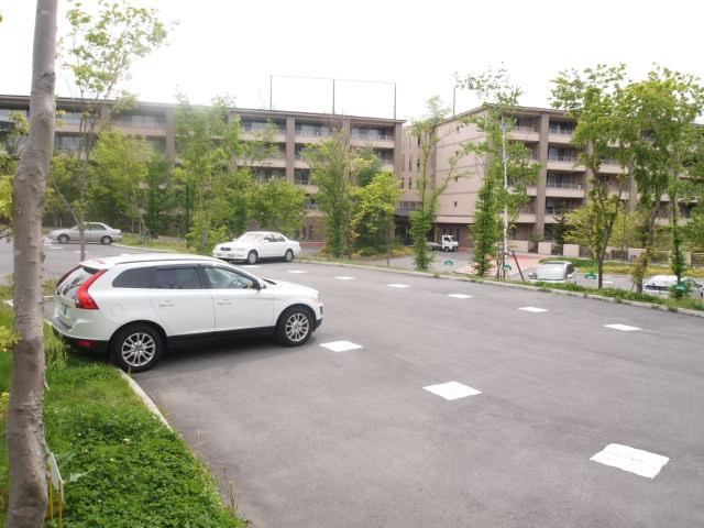 Parking lot. Is a parking space provided comfortably. First parking, There a second parking lot.