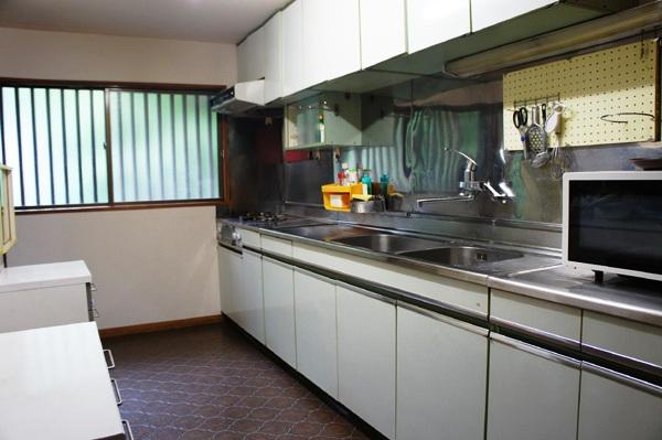Kitchen. Kitchen, This villa is located 7LDK, It is accommodated and size to accommodate the large number of people.
