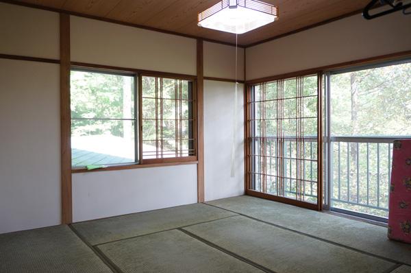 Non-living room. Main house living next to a Japanese-style room. There are eight tatami.