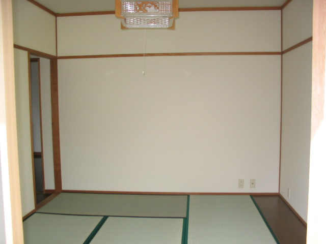 Living and room. Japanese-style room is 6 quires.