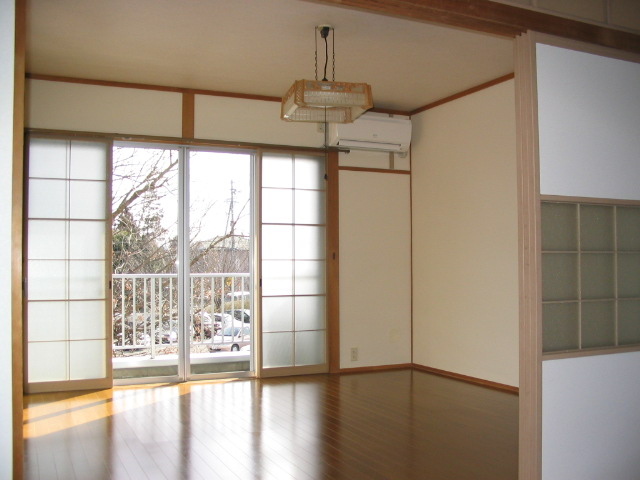 Living and room. Western-style 8 pledge next to the dining kitchen.