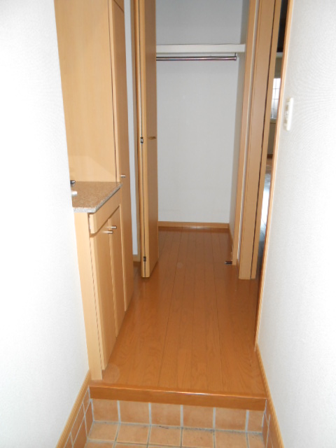 Entrance. Ceiling height shoe box ・ Small storage shelves ・ Entrance storage rooms