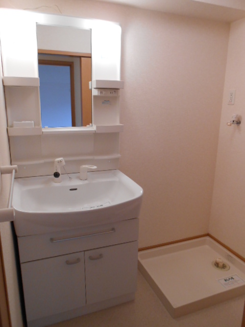 Washroom. Vanity shower ・ Indoor Laundry Area equipped