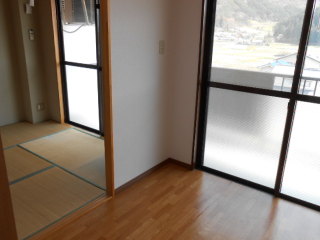 Living and room. South Western-style ・ Japanese-style room (each 6-mat)