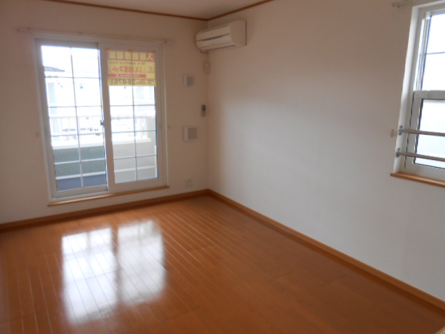 Living and room. South living room (air-conditioned) ・ There lighting ventilation window on the west side