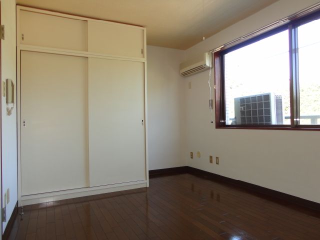 Living and room. It is north-facing, but a bright room.