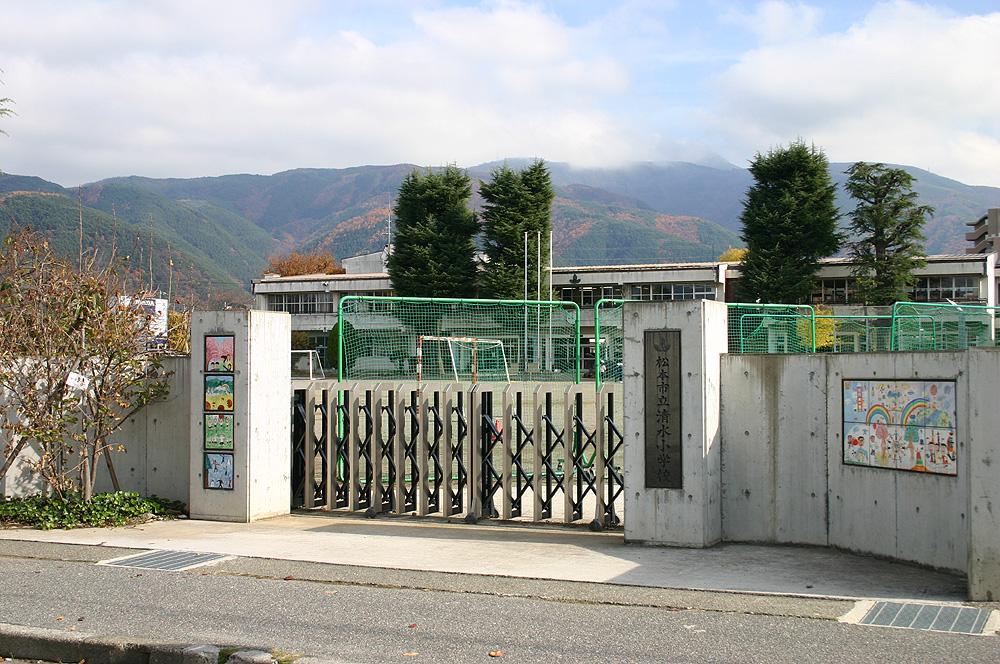 Primary school. About a 12-minute walk from the 900m Shimizu elementary school to Shimizu elementary school. 