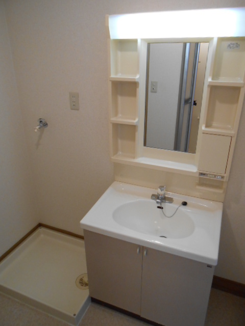 Washroom. Separate vanity ・ Indoor Laundry Area equipped