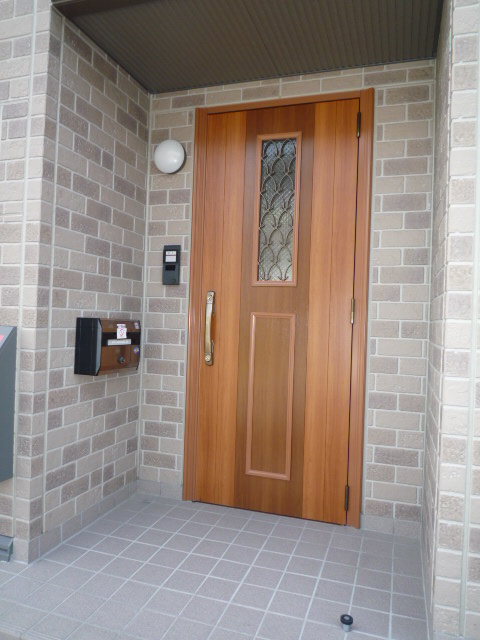 Entrance. Double lock of peace of mind in stylish shades of door