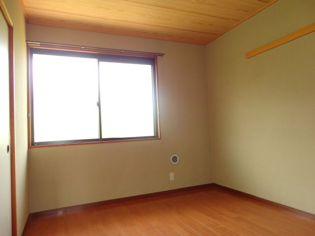 Living and room. 4.5 tatami of Western-style. It is perfect for children's rooms.