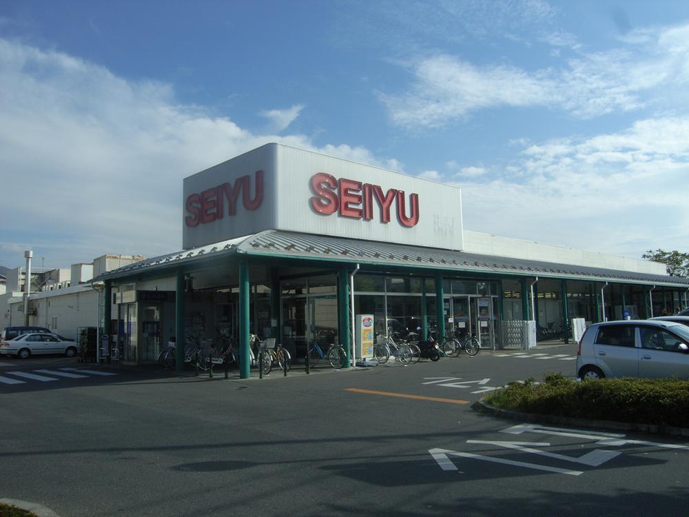 Supermarket. 940m until Seiyu Motomachi shop