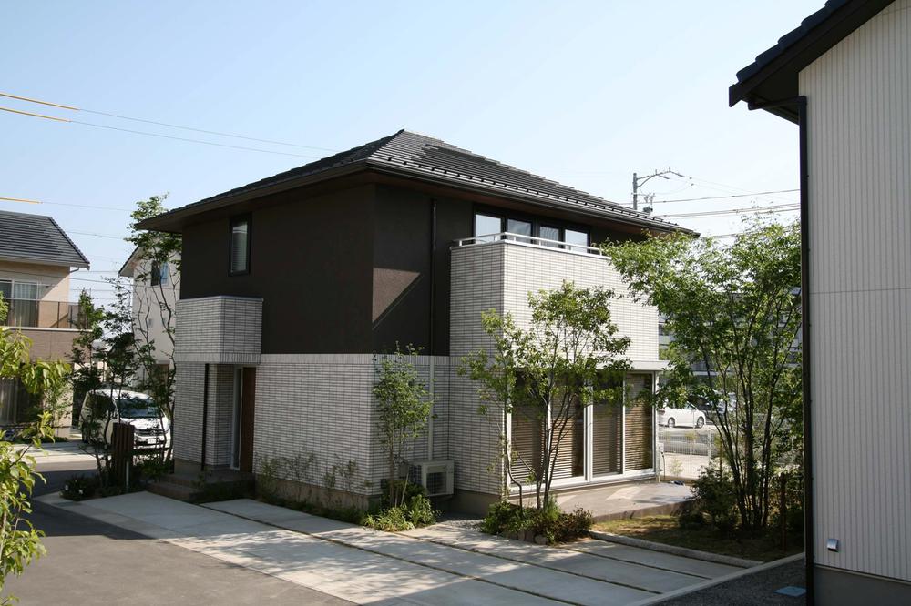 Local appearance photo.  ◆ Wood-based panels structure ◆ PV installed ◆ Damping MGEO equipped ◆ First floor LDL (18) Hiroen the sum (6) (3) first floor LDK (18) sum (6) Hiroen (3) 2 Kainushi chamber (8) Western (9) Hiroshi (7.5) Attic KURA (3)