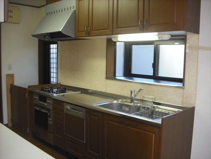 Kitchen. Spacious kitchen dishwasher, Oven equipped