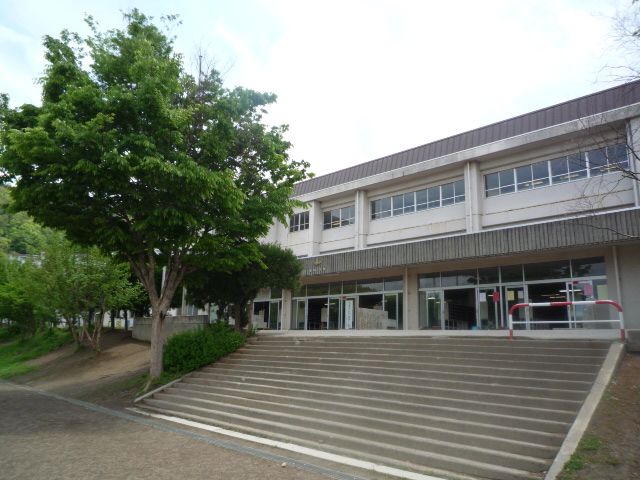 Primary school. Municipal Namiyanagi up to elementary school (elementary school) 750m