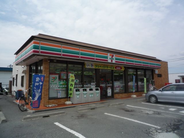 Convenience store. 340m to Seven-Eleven (convenience store)