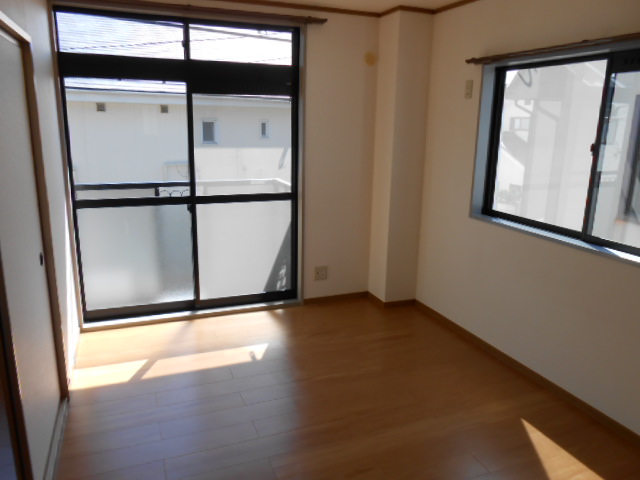 Living and room. South living room (with ventilation lighting window on the west side) ・ Air-conditioned