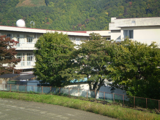 View. The northeast side of the island elementary school of the positional relationship