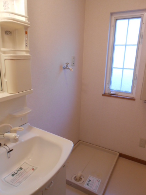 Washroom. Vanity shower ・ Indoor Laundry Area