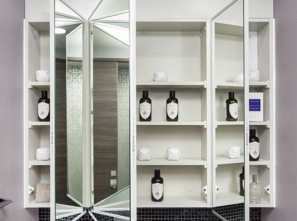 Bathing-wash room.  [Three-sided mirror back storage] Other toothbrush and toothpaste, It is housed in the brush and cosmetics refreshing Maeru Kagamiura. Perfect tightness without a flat-screen housed in a small storage.