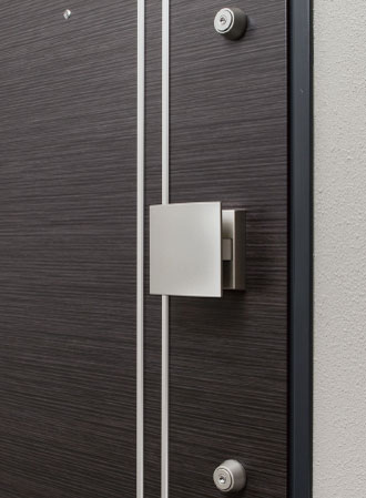 Security.  [Push-pull lock] To the entrance door, Even when a lot of luggage, Adoption of a push-pull type door handles that can be opened and closed the door with a small force. Also equipped with a thumb-turn turning prevention feature.