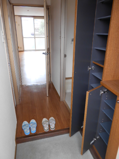 Entrance. Ceiling height shoe box ・ There accessory storage
