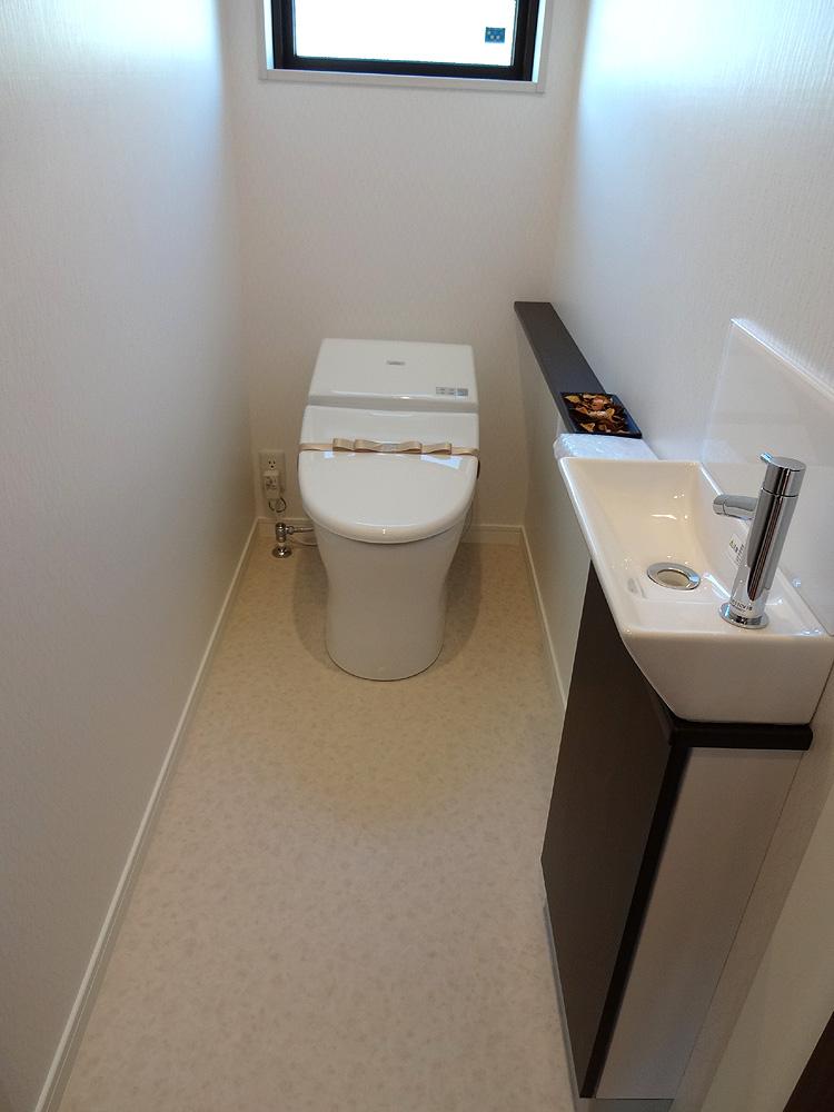 Toilet. With hand washing is on the first floor of the toilet. This is useful when there. 
