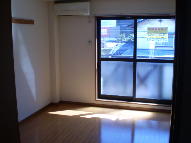 Living and room. Southeast surface room (8.0 tatami mats) ・ Air-conditioned