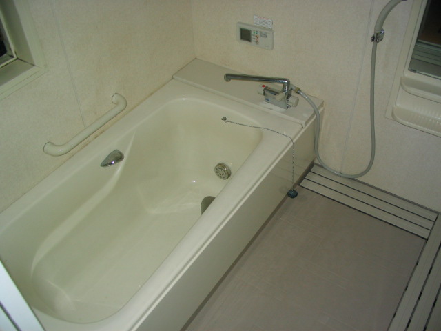 Bath. Tub with reheating