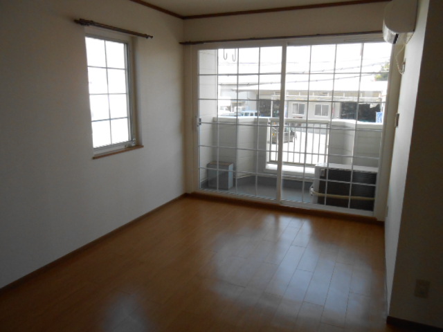 Living and room. South living room (11 tatami mats) ・ 2 side lighting of the south and east