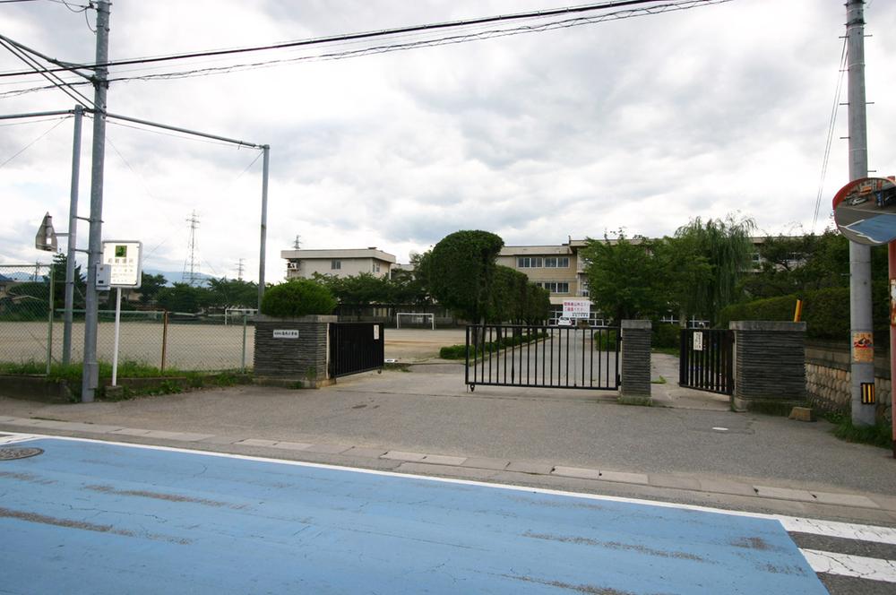 Primary school. 800m to the island elementary school