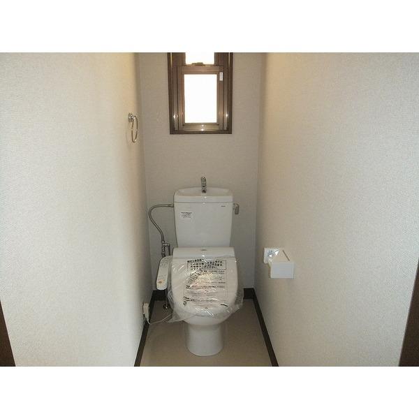 Toilet. 1F toilet