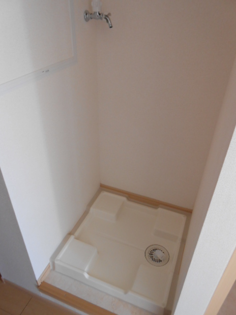 Other room space. Indoor Laundry Area ・ Drain pan