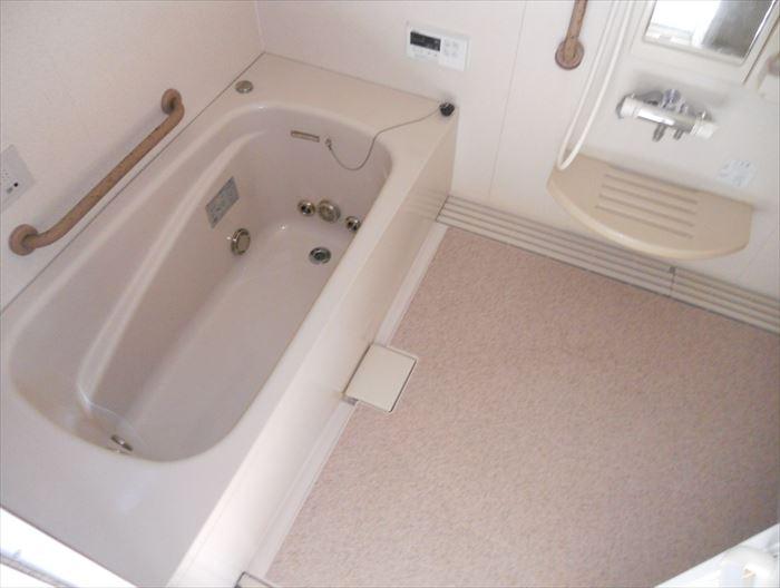 Bathroom. Firmly Tsukareru spacious bathtub